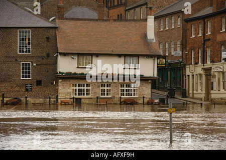 King's Arms Pub à Kings Staith, York inondé par les eaux de crue de la rivière Ouse au premier plan. ROYAUME-UNI Banque D'Images