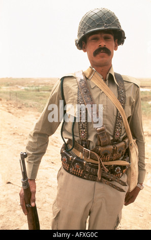 Marsh Arab un soldat irakien 1984. Iran guerre en Irak également connue sous le nom de première Guerre du Golfe persique ou Guerre du Golfe. HOMER SYKES des années 1980 Banque D'Images