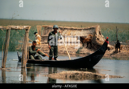 Iran guerre en Irak également connue sous le nom de première Guerre du Golfe persique ou Guerre du Golfe. 1984 Soldat en canoë marais mésopotamiens des années 1980 HOMER SYKES Banque D'Images