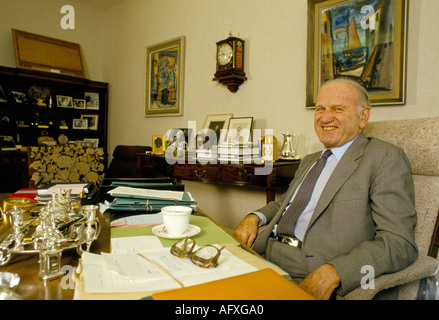 Lord Sieff présente un portrait d'homme d'affaires britannique, le président de Marks Spencer, dans son bureau du grand magasin M&S Oxford Street. Années 1980 HOMER SYKES Banque D'Images