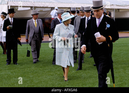Reine Elizabeth II au Derby Day Epsom Downs course hippique. Surrey Royaume-Uni 1995. Au premier plan Lord Porchester Earl Carnarvon (R) années 1990 Banque D'Images
