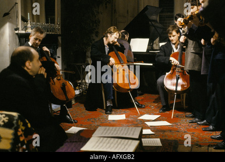 Alan Rickman acteur britannique jouant du violoncelle sur un film de vraiment fou profondément, Londres, Angleterre 21st mars 1990. 1990s HOMER SYKES Banque D'Images