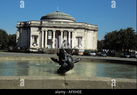 PORT SUNLIGHT Merseyside England UK Levier Dame Juillet Art Gallery, avec une belle pièce d'eau à l'avant Banque D'Images