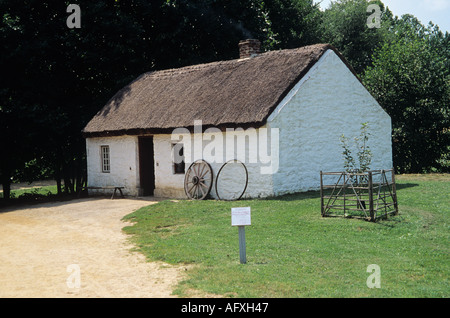 STAUNTON VIRGINIA USA Août Le scotch à la frontière irlandaise Forge musée culturel construit en pierre avec un toit de chaume Banque D'Images