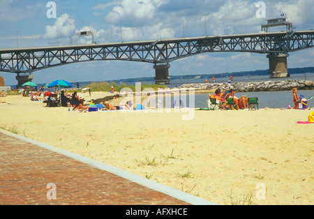 VIRGINIA USA YORKTOWN Yorktown Août plage avec le pont P George Coleman s'élevant au-dessus de l'arrière-plan Banque D'Images