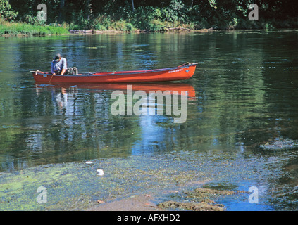BENTONVILLE LANDING VIRGINIA USA Août Man fishing à partir d'un Ram X17 red Coleman canoë sur la rivière Shenandoah Banque D'Images