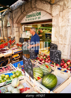 Étal du marché, France - Vence sur la Côte d'Azur - ancien propriétaire de magasin de quartier remplit les fruits et légumes sur l'étal du marché épicerie Banque D'Images