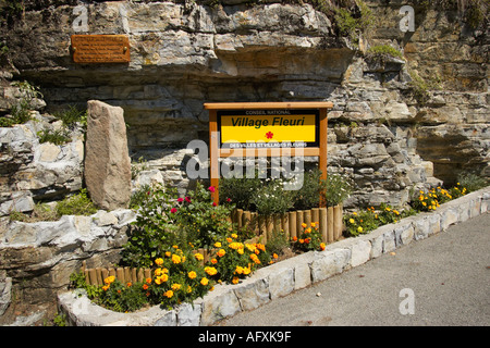 Morceau de cercle de pierres néolithiques et le panneau de la commune de Bairols Alpes Maritimes France Banque D'Images