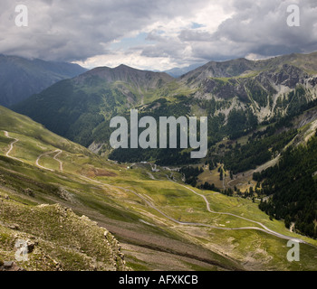 Route de montagne sinueuse dans la Route de la Bonette, Alpes Maritimes, dans le sud de la France Banque D'Images