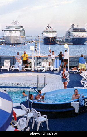 Les passagers sur le pont d'un bateau de croisière dans le port de Nassau Nassau Bahamas Banque D'Images