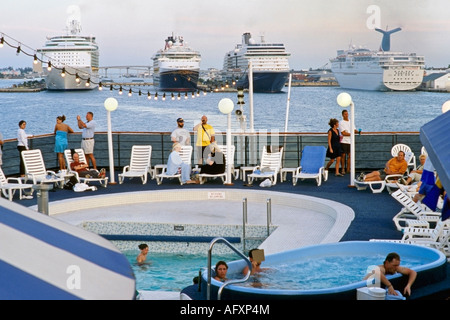 Les passagers sur le pont d'un bateau de croisière dans le port de Nassau Nassau Bahamas Banque D'Images