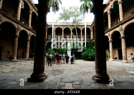 Cuba La Havane Habana Vieja un groupe de touristes sur une visite guidée de musée de la ville dans le Palacio de los Capitanes Generales Banque D'Images