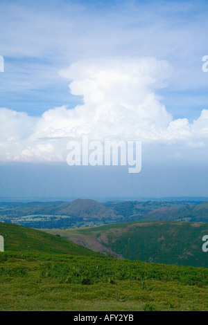 Nuages Thunder en été recueillir plus de Church Stretton Hills Le Lawley du Long Mynd Shropshire England UK Royaume-Uni GB Banque D'Images