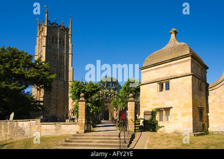 Chipping Campden english église traditionnelle et gateway lodge dans village de soleil d'été Cotswolds Gloucestershire UK GO Banque D'Images