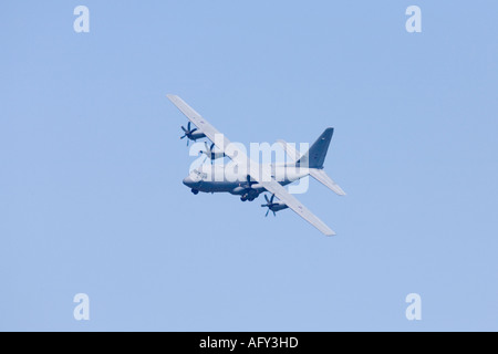 Hercules de Lockheed Martin C5 à partir de la No 30 Squadron RAF Lyneham Royal Air Force vole dans le ciel bleu et les nuages blancs à Fairford 2006 Banque D'Images