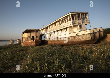 Bateau à vapeur du Nil abandonné sur le Nil à Karima, Soudan Banque D'Images