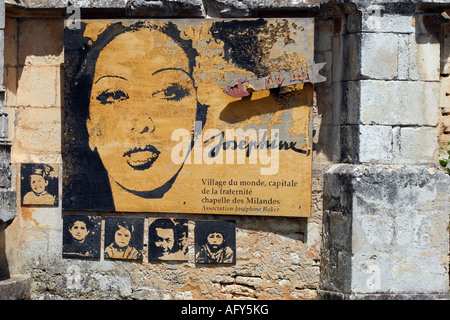 Peeling et météo Portrait de Joséphine Baker sur le mur du Château des Milandes Vallée de la Dordogne France. Banque D'Images