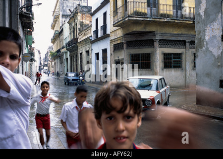 Des écoliers dans une rue de La Havane Cuba Habana Vieja Banque D'Images