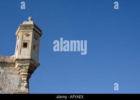 Sentrybox (gardjola) sur les remparts de Senglea point, Malte. Encadré au centre avec beaucoup d'espace de copie. Architecture militaire Renaissance. Banque D'Images