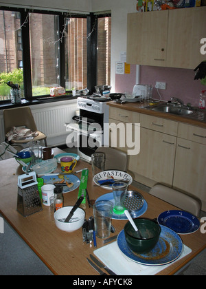 En table de cuisine appartement étudiant avec de la vaisselle sale laissée Banque D'Images