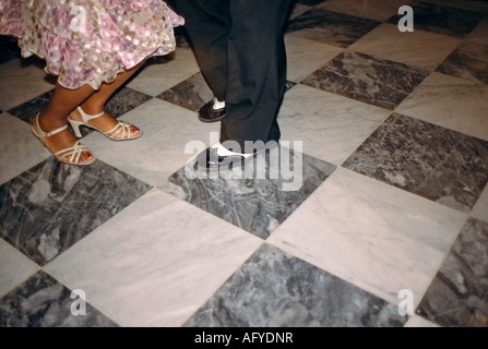 Pieds et Jambes d'un couple danser la salsa cubaine à une bande dans le salon de l'hôtel La Florida dans Habana Vieja La Vieille Havane Banque D'Images