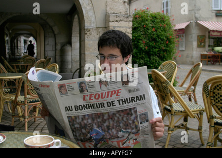 Jeune homme la lecture de l'equipe de France café étudiant lequipe equipe sport sports papier journal Banque D'Images