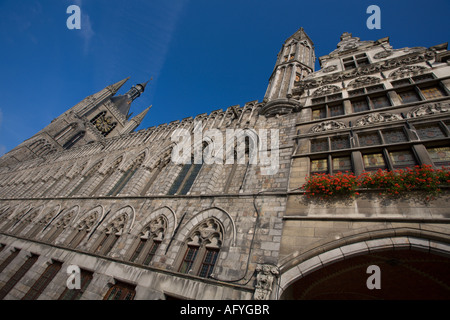 La Halle aux Draps d'Ypres (Belgique reconstruite après sa destruction au cours de la Première Guerre mondiale Banque D'Images