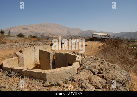 Un bunker israélien abandonné sur une crête stratégique avec le mont Hermon en arrière-plan, près de la frontière avec la Syrie, sur le plateau du Golan Israël Banque D'Images