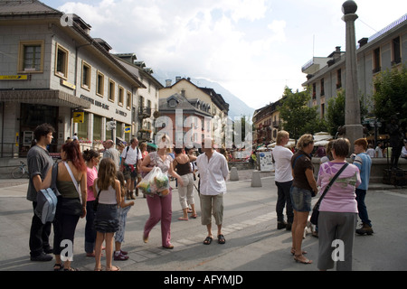 Les touristes autour du centre de Chamonix, Savoie, France Banque D'Images