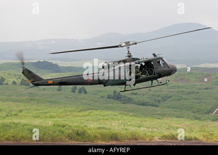 Hélicoptère Bell UH-1 Iroquois du Japon Sol Self Défense Foerce Banque D'Images