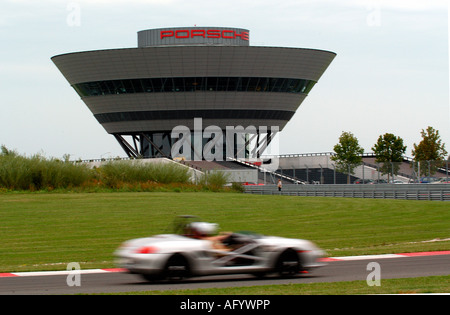 Bâtiment de service et client Porsche test track, Leipzig, Allemagne Banque D'Images