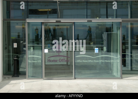 Panneau du siège social gravé dans les portes d'entrée principales en verre Aux bureaux de travail de la fonction publique, bâtiment Marsham Street ville de Westminster Londres Royaume-Uni Banque D'Images