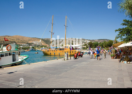 Les gens qui marchent sur le boulevard dans le village de Bodrum Banque D'Images