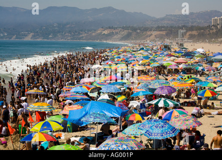 La foule profitant de la plage le jour de la fête du Travail Banque D'Images