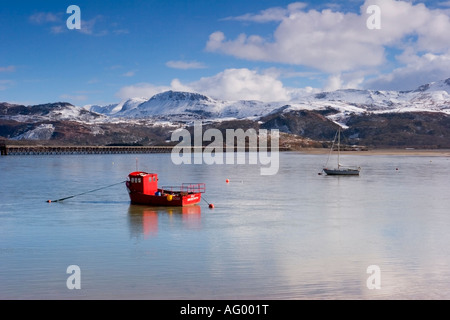 Cader Idris, Penygader, couvert de neige, de Barmouth, surplombant le port de Galles Mars 2006 Banque D'Images