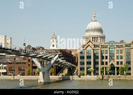 Millennium Bridge liens rive Nord Tamise La Cathédrale St Paul avec la Banque du Sud & Tate Modern à old Bankside Power Station Banque D'Images