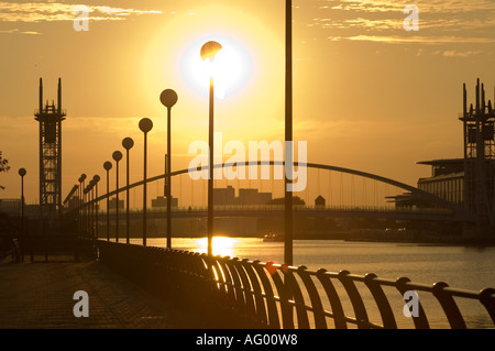 Coucher de soleil sur le pont de levage à Manchester Salford Quays Banque D'Images