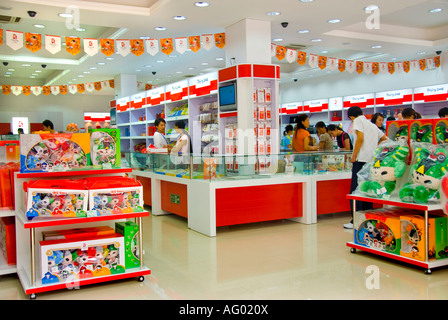 Beijing Chine, de l'intérieur 'officielle' 'Souvenir Jeux Olympiques Shop' avec les touristes Tourisme Business sur 'la rue Wangfujing' Banque D'Images