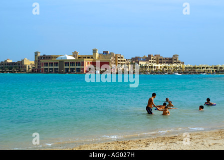 Une famille dans la mer Rouge à Hurghada Banque D'Images