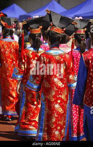 Filles habillés en costumes traditionnels Banque D'Images