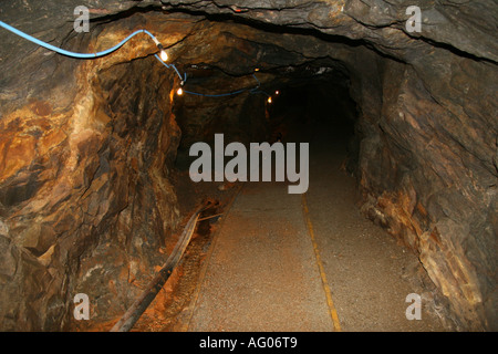 Ancien panier pistes dans gold mine Banque D'Images