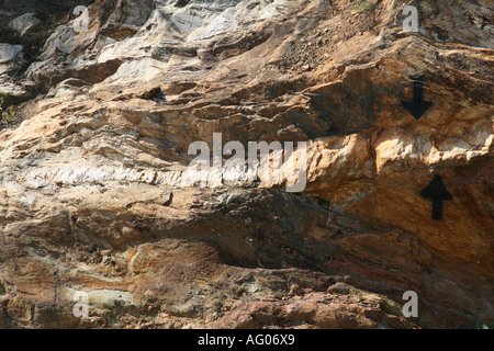 Veine de quartz indiquée entre flèches noires. Banque D'Images