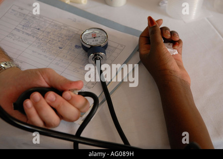 L'assistance médicale d'un réfugié soudanais en Israël Banque D'Images