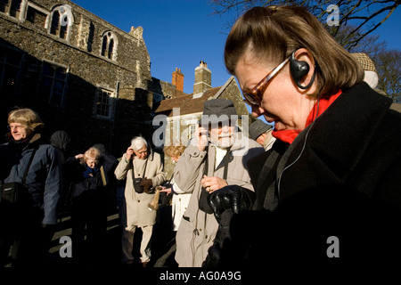 Un groupe de touristes américains qui visitent le château de Douvres, dans le Kent, en Angleterre. Guides de l'écoute d'un commentaire sur le casque Banque D'Images