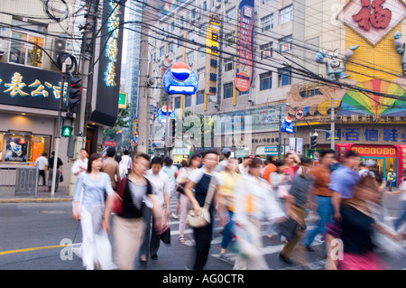 Foule de piétons à Nanjing Road un quartier commerçant piéton populaires à Shanghai Banque D'Images