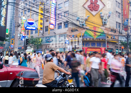 Foule de piétons à Nanjing Road un quartier commerçant piéton populaires à Shanghai Banque D'Images