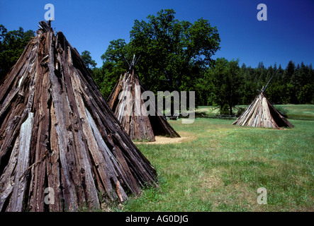 Tepee, tipis, Chaw'se Indien, Chaw'se Indiens, le meulage Rock State Historic Park, Amador County, Californie, États-Unis, Amérique du Nord Banque D'Images