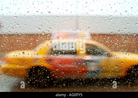 Yellow Cab à Chicago Illinois vus à travers la fenêtre de voiture et gouttes de pluie Banque D'Images