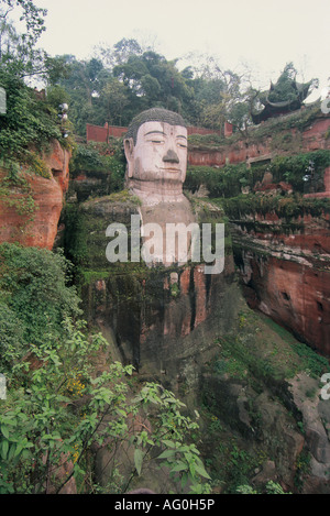 Colosse Bouddha Statue de Grand Bouddha de Leshan coupé d'une colline rocheuse. Banque D'Images