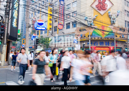 Foule de piétons à Nanjing Road un quartier commerçant piéton populaires à Shanghai Banque D'Images